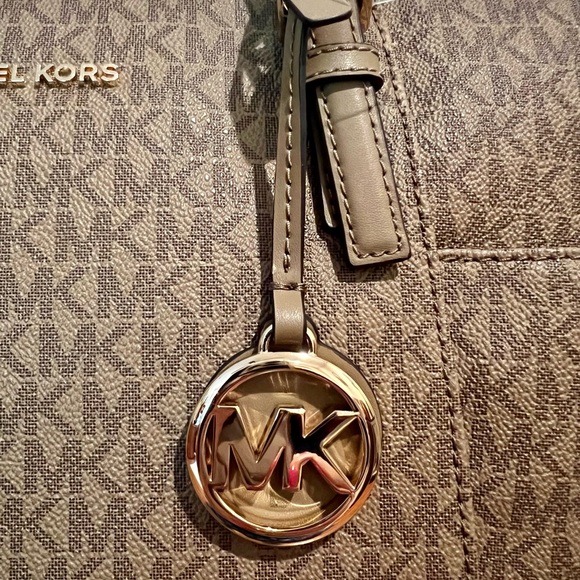 Michael Kors Jet Set Tote - Picture 3 of 9